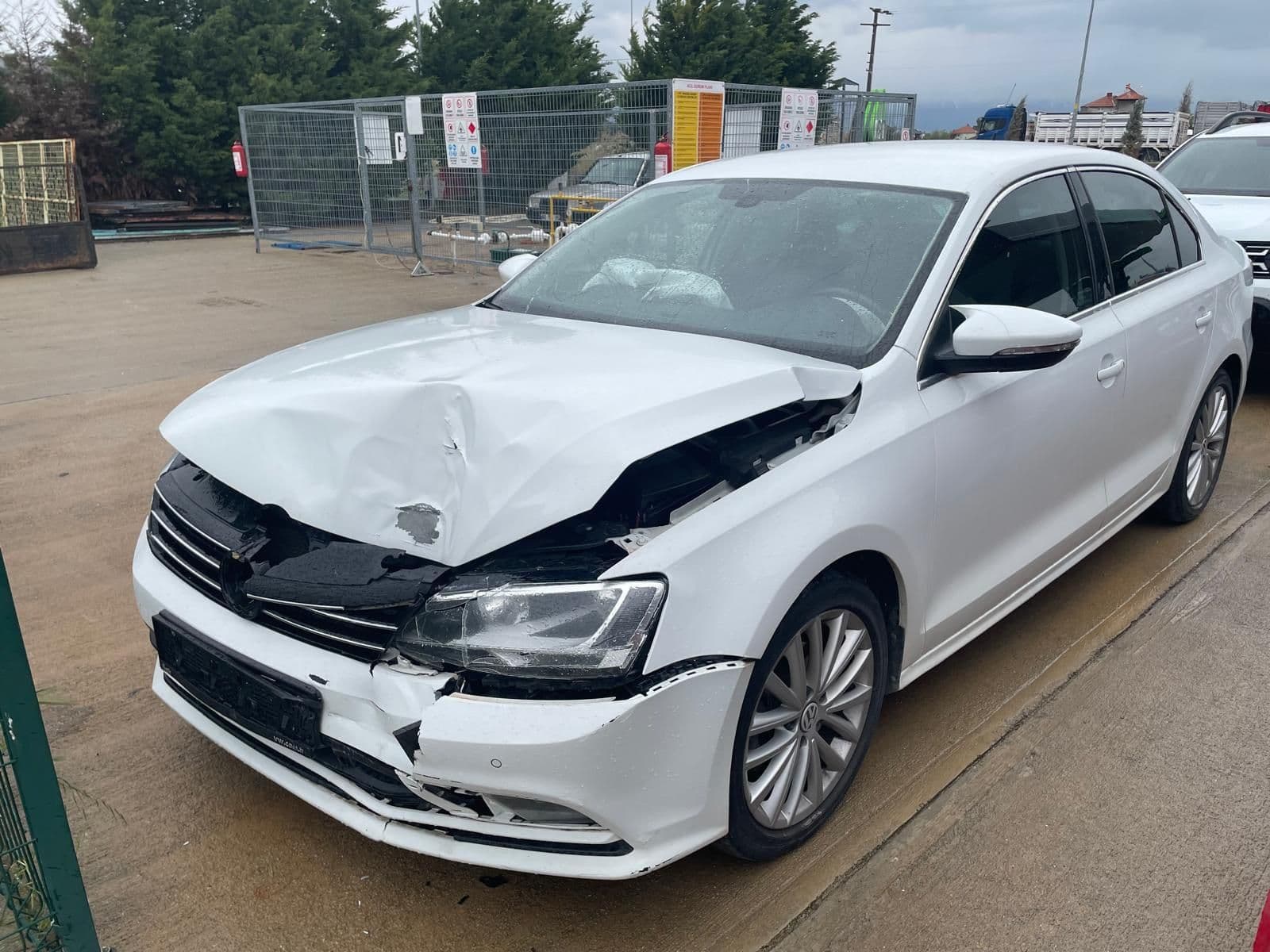 Volkswagen Jetta, ön hasar, hava yastıkları açık