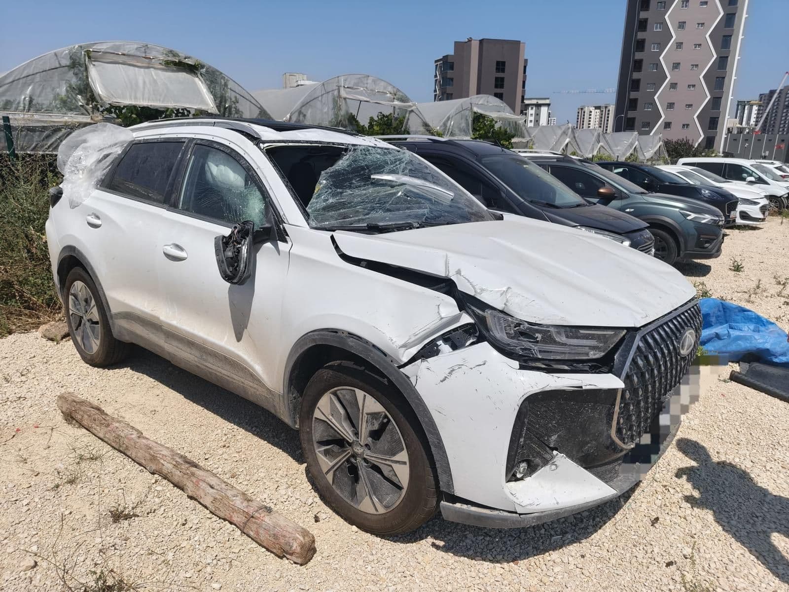 Chery, ön ve tavan hasarlı